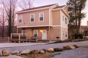 Exterior - In the heart of Gatlinburg! Magnificent city views and Hot Tub (Gatlinburg)