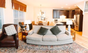 Living area - In the heart of Gatlinburg! Magnificent city views and Hot Tub (Gatlinburg)