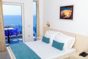 Caja de seguridad en la habitación y espacio para trabajar con laptop 