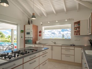 Een koelkast, een magnetron, een oven, een kookplaat