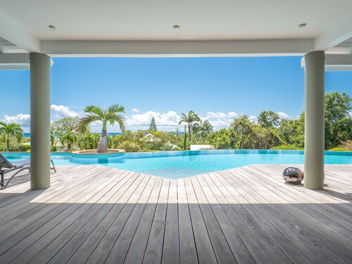 Villa Karukera vue imprenable sur la mer depuis une piscine à débordement.
