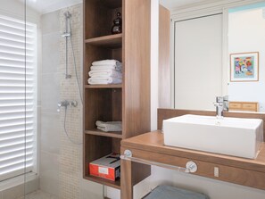 Douche, sèche-cheveux, serviettes fournies