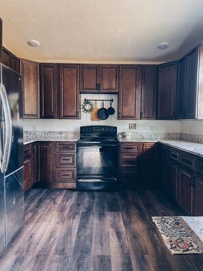 ثلاجة، ميكروويف، فرن، موقد طهي مسطح