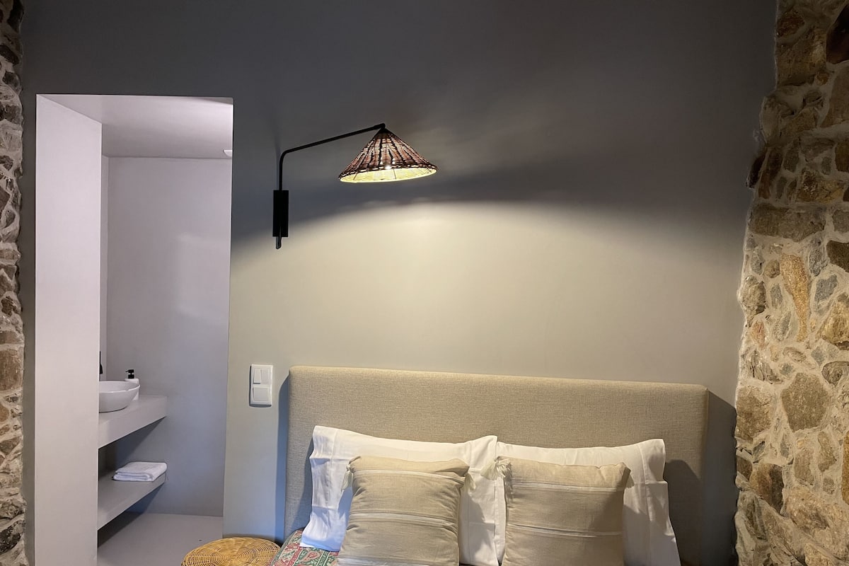 ChaumiÚre Confort | 2 chambres, décor unique, ameublement unique