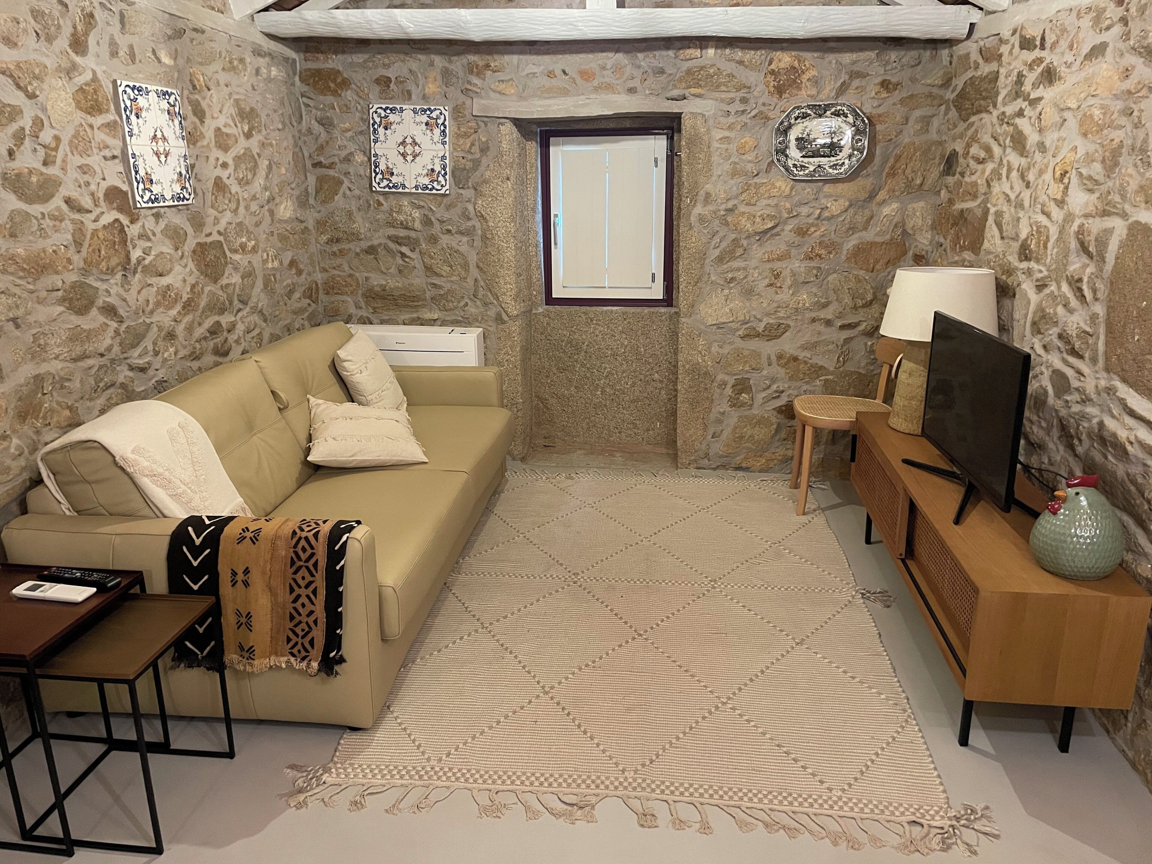 Comfort-Ferienhaus | Wohnbereich | 43-Zoll-Smart-TV mit Kabelempfang, Netflix, Kinderspielzeug