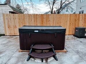 Outdoor spa tub - Large 4 Bedroom Recently Renovated W/ Hot Tub! (Cleveland)