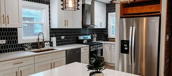 Large 4 Bedroom Recently Renovated W/ Hot Tub!