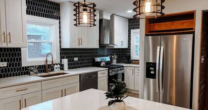 Large 4 Bedroom Recently Renovated With Hot Tub