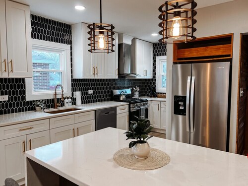 Large 4 Bedroom Recently Renovated W/ Hot Tub!