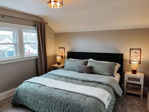 Large 4 Bedroom Recently Renovated W/ Hot Tub!