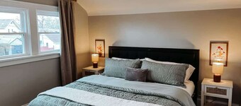 Large 4 Bedroom Recently Renovated W/ Hot Tub!