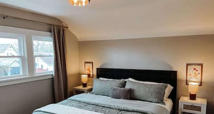 Large 4 Bedroom Recently Renovated W/ Hot Tub!