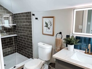 Douche, séchoir à cheveux, serviettes fournies, shampooing