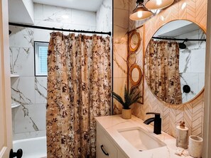 Shower, hair dryer, towels - Large 4 Bedroom Recently Renovated W/ Hot Tub! (Cleveland)