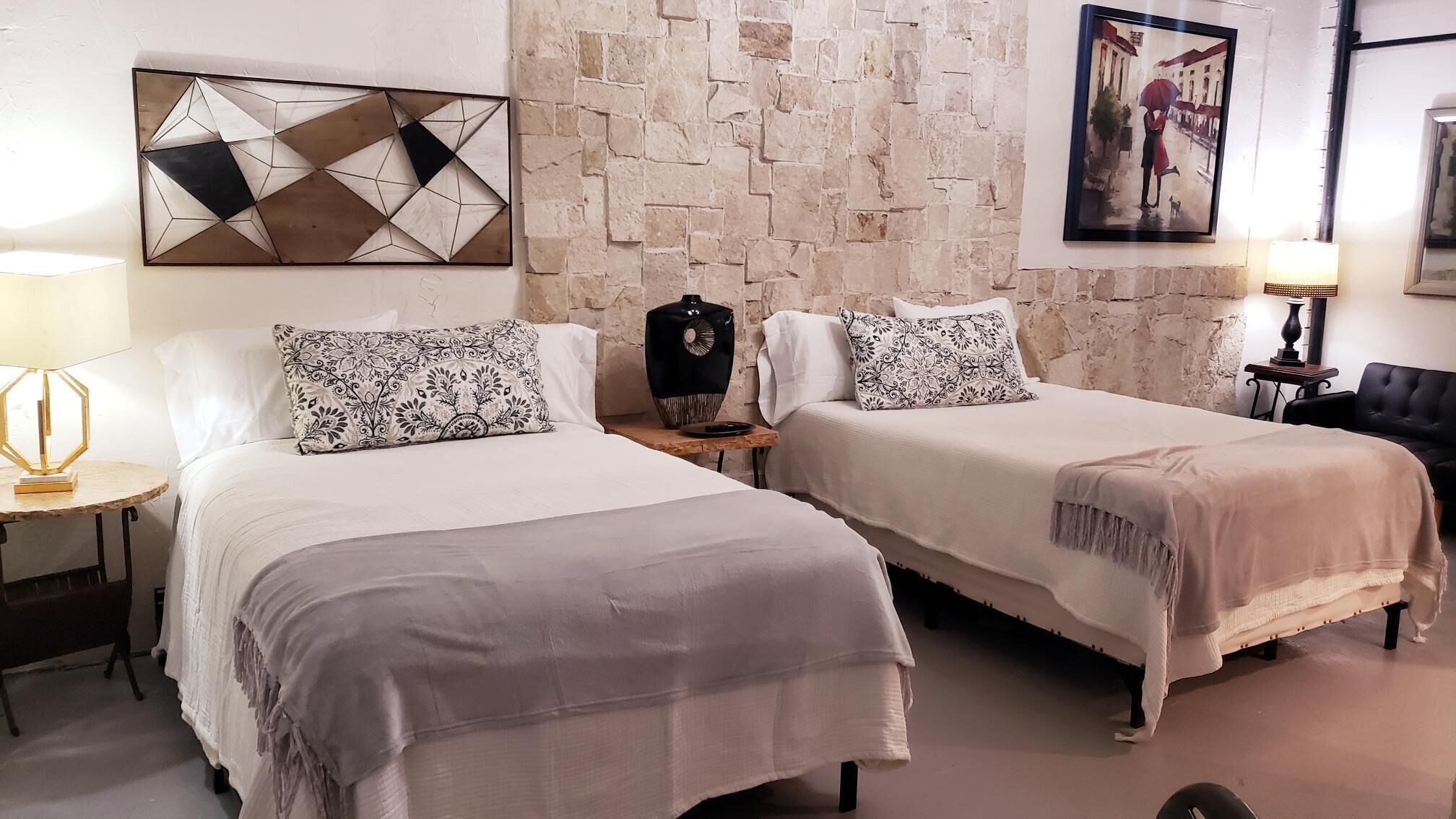 4 bedrooms, iron/ironing board, WiFi, bed sheets