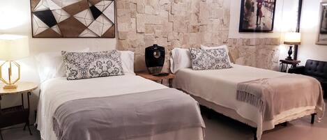 4 bedrooms, iron/ironing board, WiFi, bed sheets