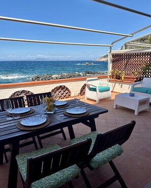 Outdoor dining - Raffaela's House (Massa Lubrense)