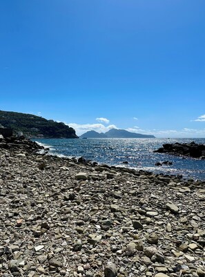 On the beach, sun loungers - Raffaela's House (Massa Lubrense)