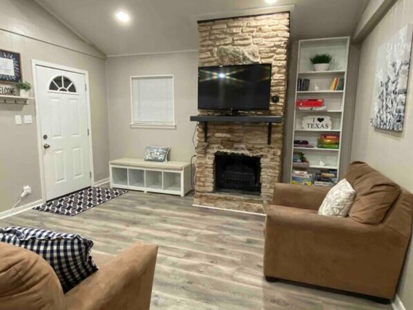Smart TV, fireplace, books, music library - Relax with family and friends at this peaceful, Texas hill country cottage. (Bandera)