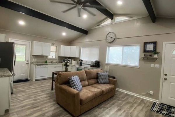 Smart-TV, Kamin, Bücher, Musikbibliothek