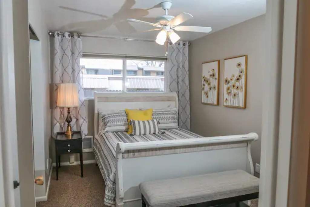 2 soverom, skrivebord, strykejern/-brett og reiseseng for barn