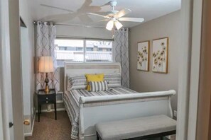 2 chambres, bureau, fer et planche à repasser, lit parapluie