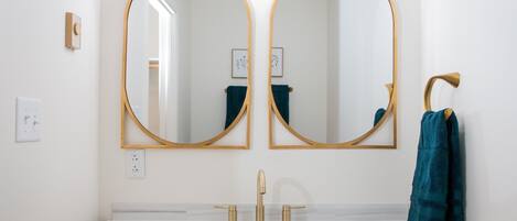 Suihku, hiustenkuivaaja, pyyhkeet, saippua