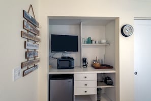Interior - Dreamy Beachfront Studio! 1BR (Kapaʻa)