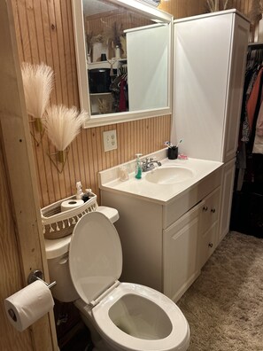 Haartrockner, Handtücher, Seife, Shampoo