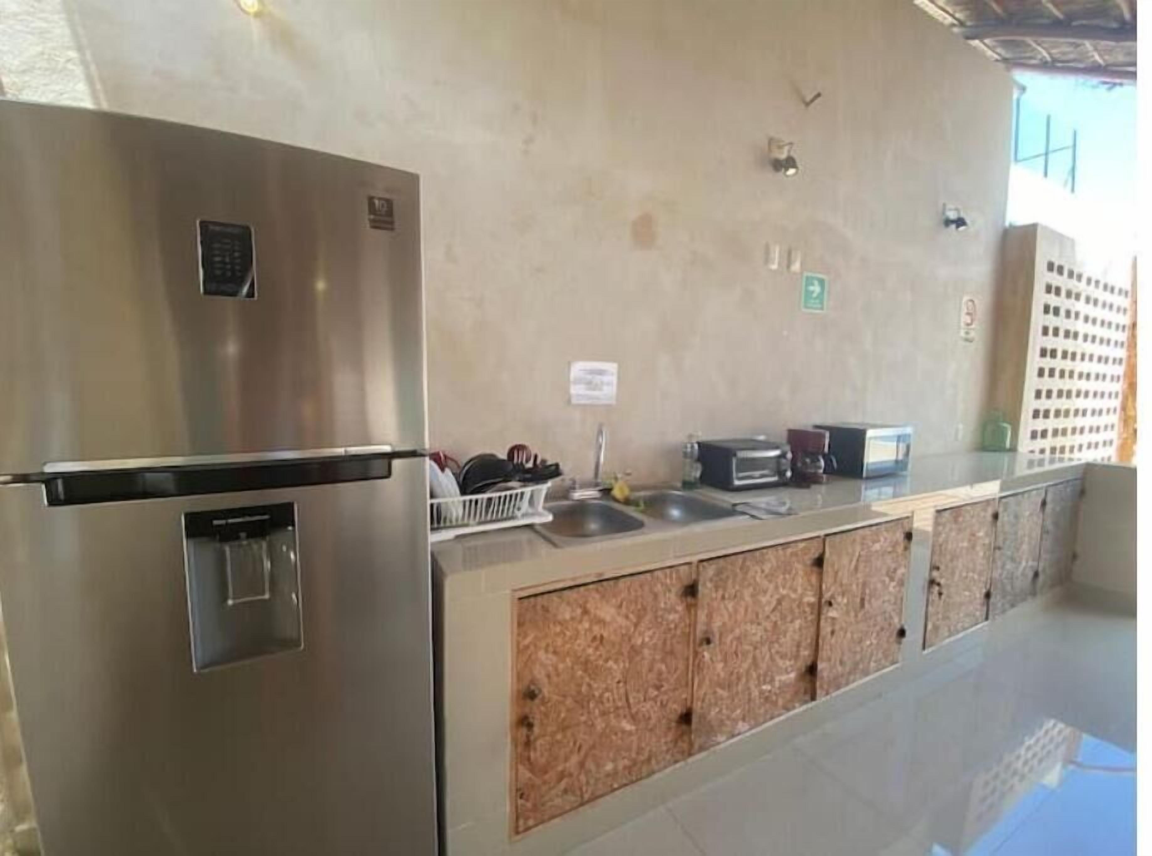 Een moderne keuken met roestvrijstalen apparatuur, een inbouwgootsteen en een houten aanrecht.
