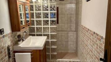 Een douche, een haardroger, een bidet, handdoeken