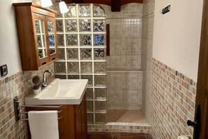 Een douche, een haardroger, een bidet, handdoeken