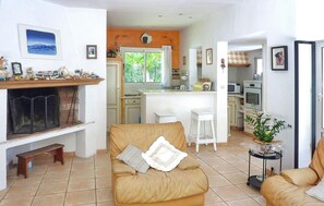 Fireplace, DVD player - Awesome home in Fuveau (Fuveau)