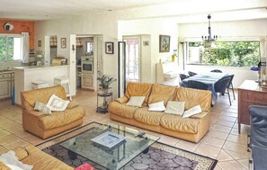 Interior - Awesome home in Fuveau (Fuveau)