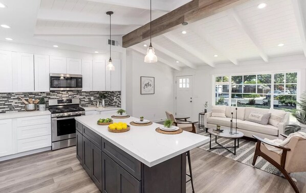 Kylskåp, mikrovågsugn, ugn och spishäll