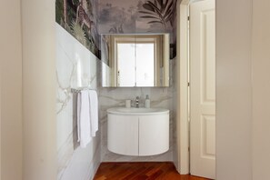 Regadera, secadora de cabello, bidet, toallas 