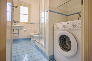 Doccia, asciugacapelli, bidet, asciugamani