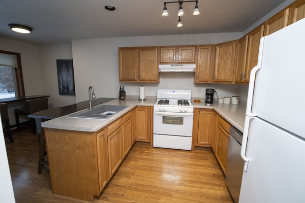 Frigorifero, microonde, forno, piano cottura