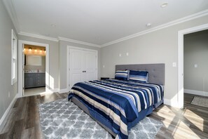 4 bedrooms, desk, WiFi, bed sheets - Walk to Belmar Beach, Sleeps the whole family  (Belmar)