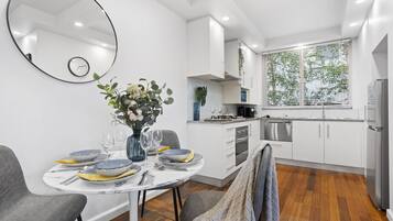 Frigorífico, microondas, horno y placa de cocina