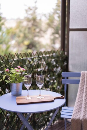 Outdoor dining - South Yarra Sleek: Urban Pad (South Yarra)