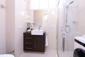 Secador de cabelo, toalhas de banho