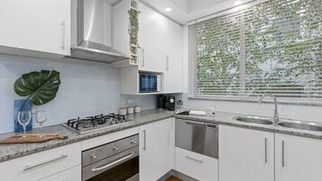 Frigorífico, microondas, horno y placa de cocina