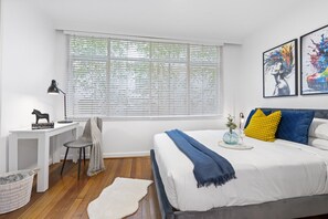 1 quarto, escrivaninha, ferros/tábuas de passar roupa, berço de viagem