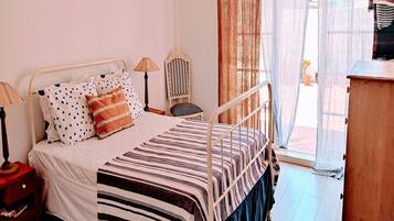 1 slaapkamer, een strijkplank/strijkijzer, gratis wifi, beddengoed