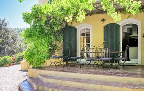 Outdoor dining - La Bastide De L'Ecluse (Correns)