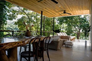 屋外ダイニングエリア