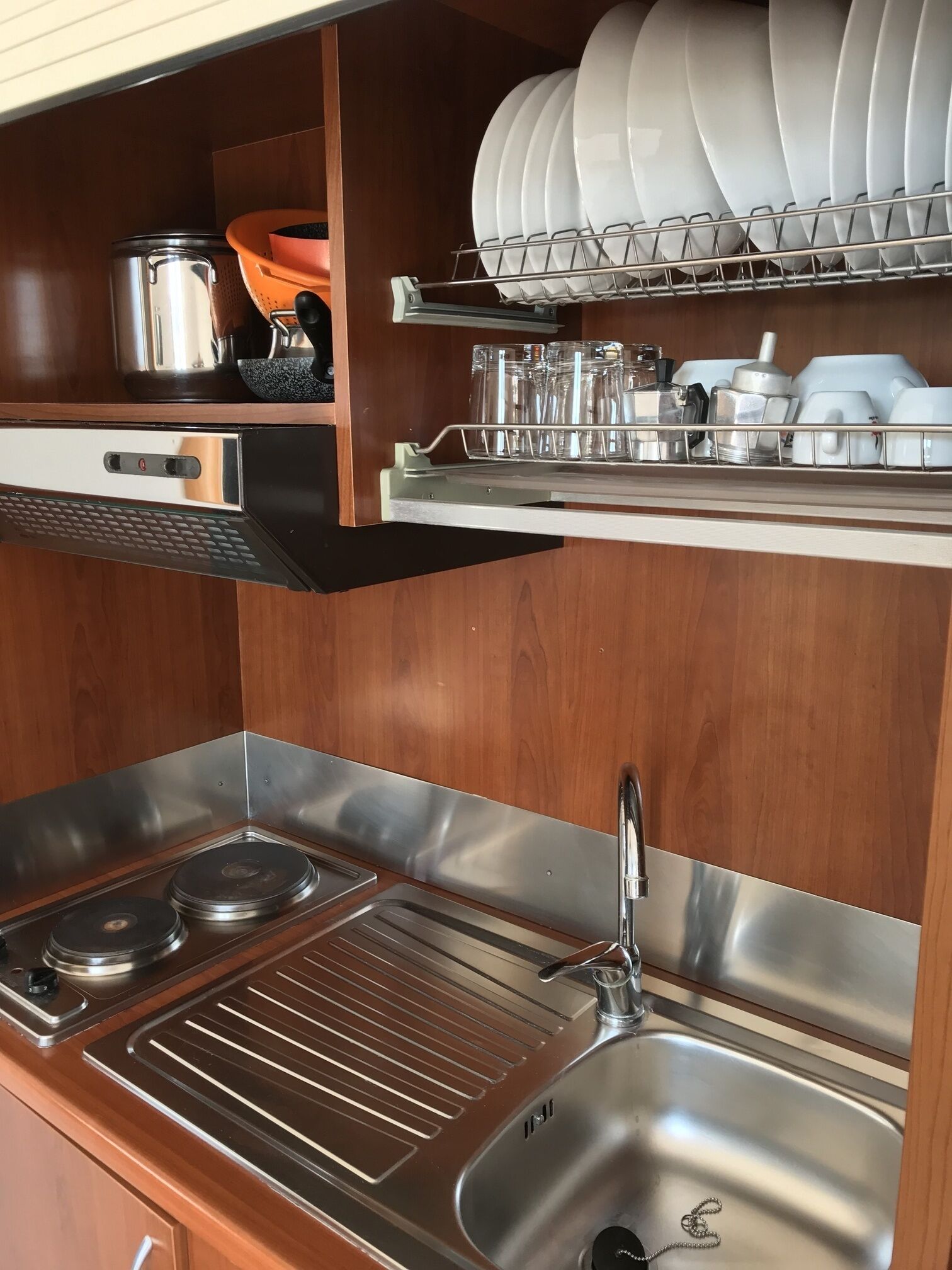 Réfrigérateur, surface de cuisson, vaisselle et ustensiles