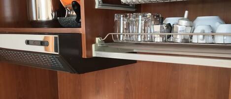 Réfrigérateur, surface de cuisson, vaisselle et ustensiles