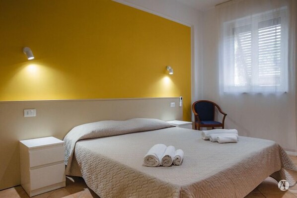 1 bedroom, travel cot, free WiFi, bed sheets